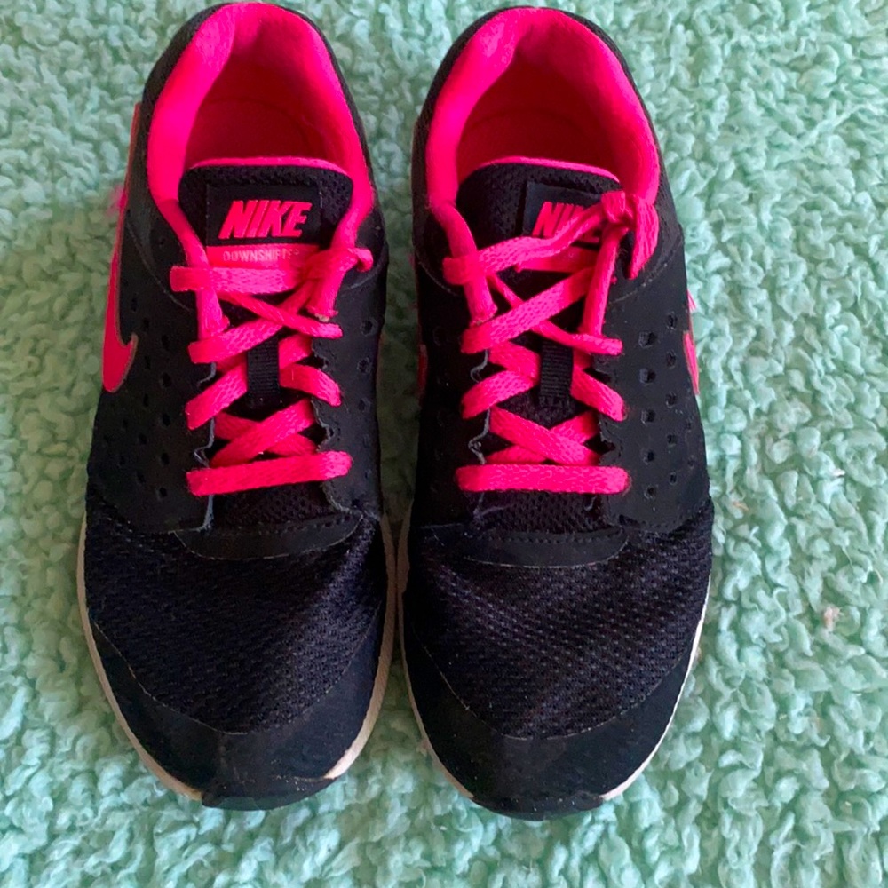 Girls Nikes size 1Y